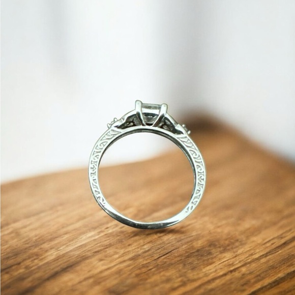 Elegant 925 Sterling Silver Ring with Princess Cut CZ Stone size 6.5 - Picture 3 of 5